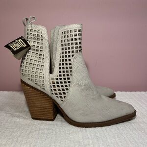 Dingo Women’s 9 Stop N’ Stare Off White Leather Cut Out Heeled Cowboy Ankle Boot